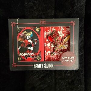 DC Comics: Harley Quinn Tiny Book and Pin Set.